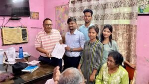 जांजगीर चांपा में सीएमएचओ को हड़ताल पर जाने की जानकारी देते बॉन्डेड डॉक्टर