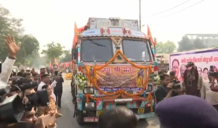 300 मीट्रिक टन चावल से भरे 11 ट्रक रायपुर से अयोध्या रवाना हुए -  Khabarchalisa News