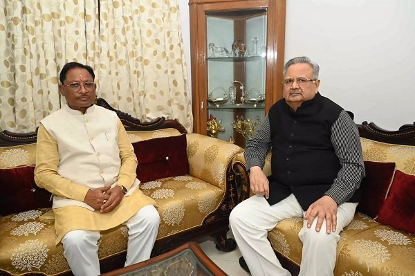 CM विष्णुदेव साय रमन सिंह से की मुलाकात, निवास स्थान पहुंचकर स्वास्थ्य की ली जानकारी
