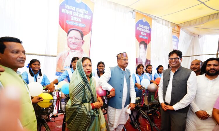 State level school entrance festival, Chief Minister Vishnu Dev Sai distributed bicycles to 30 girl students, everyone expressed enthusiasm by ringing bells.