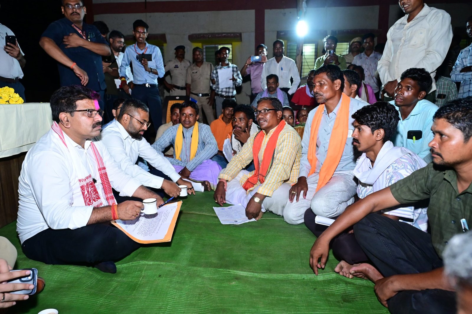CHHATTISGARH: ग्रामीणों के साथ जमीन पर बैठकर विजय शर्मा ने लगाई जनचौपाल.. -  Khabarchalisa News